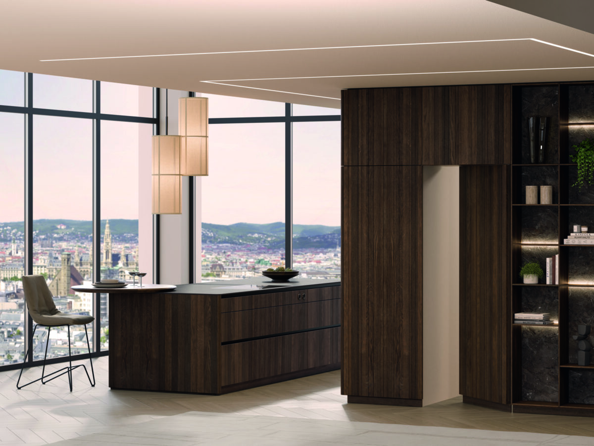 Dunkle Kochinsel mit Barhockern in offenem Loft mit Fensterfront