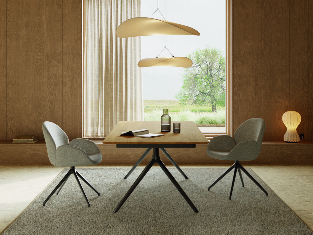 Essbereich mit hell gepolsterten Drehstühlen an einem rechteckigen Holztisch