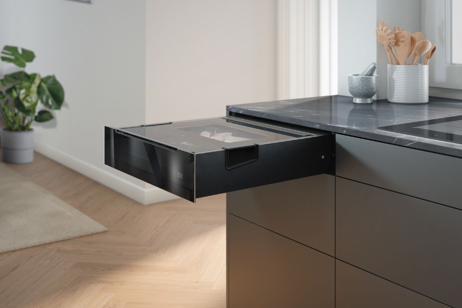 Geöffnete Siemens Dampfschublade mit Gemüse im Dampfgarraum