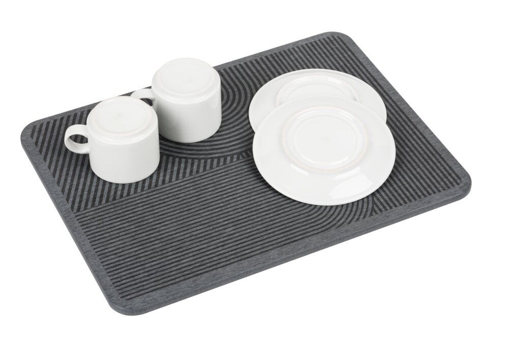 Wenko Kieselgur Abtropfmatte in Grau mit weißen Tassen und Tellern auf hellem Hintergrund