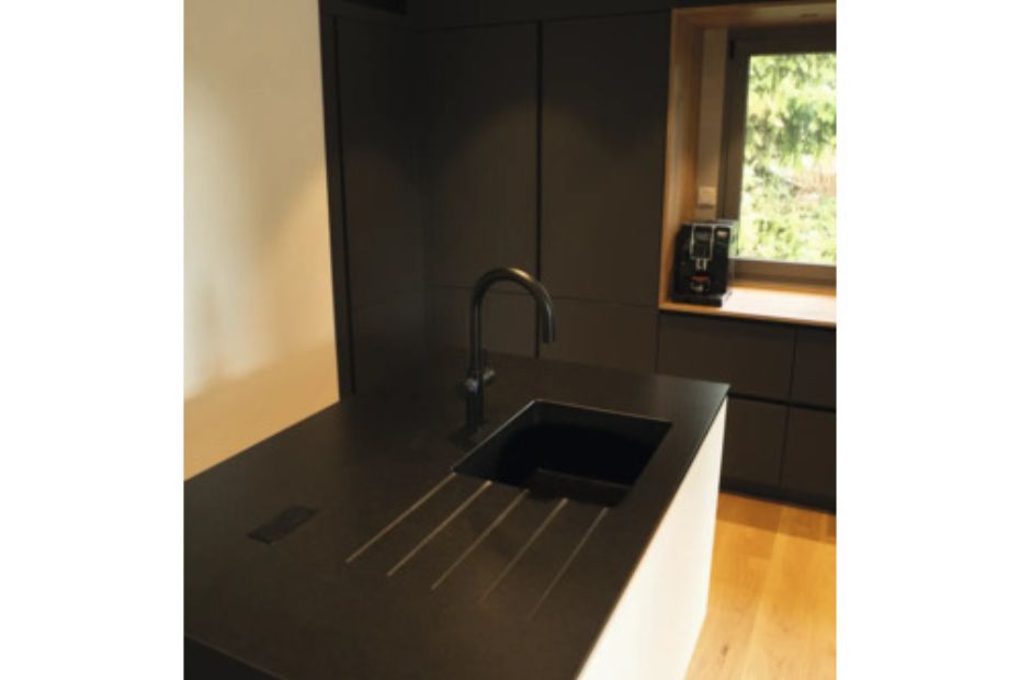 Schwarze KEO SØDA Sprudelarmatur auf Kücheninsel mit integriertem Spülbecken