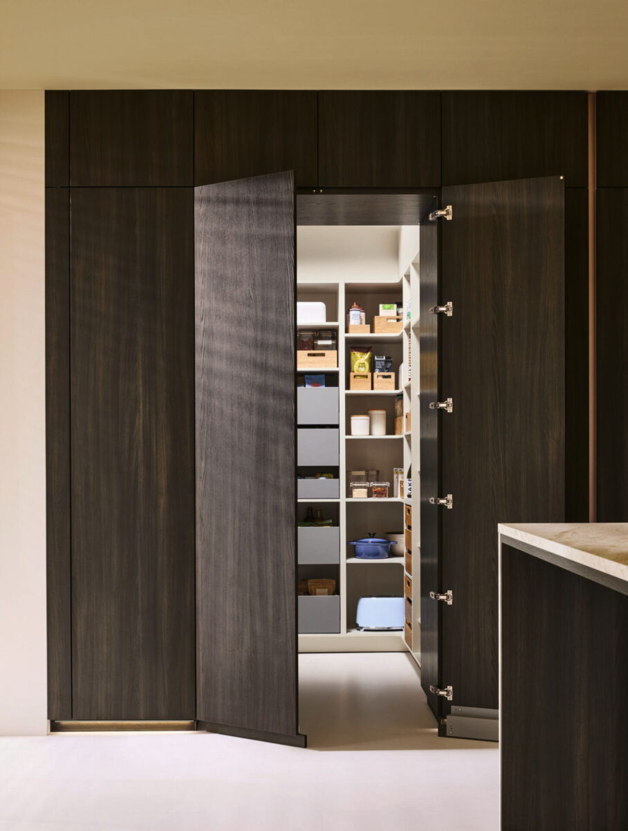 Versteckte Tür in der Küchenfront mit Zugang zu Vorratsraum oder Hauswirtschaftsraum