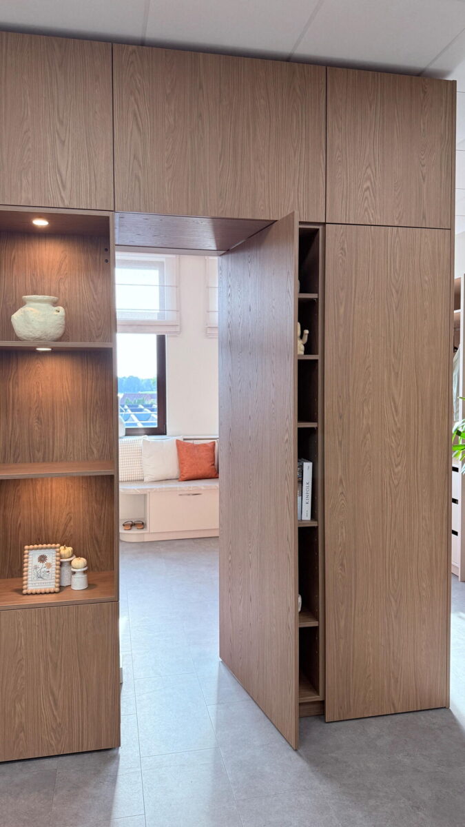 Room-in-Room Lösung mit integrierter Tür zum Hauswirtschaftsraum hinter Holzfronten