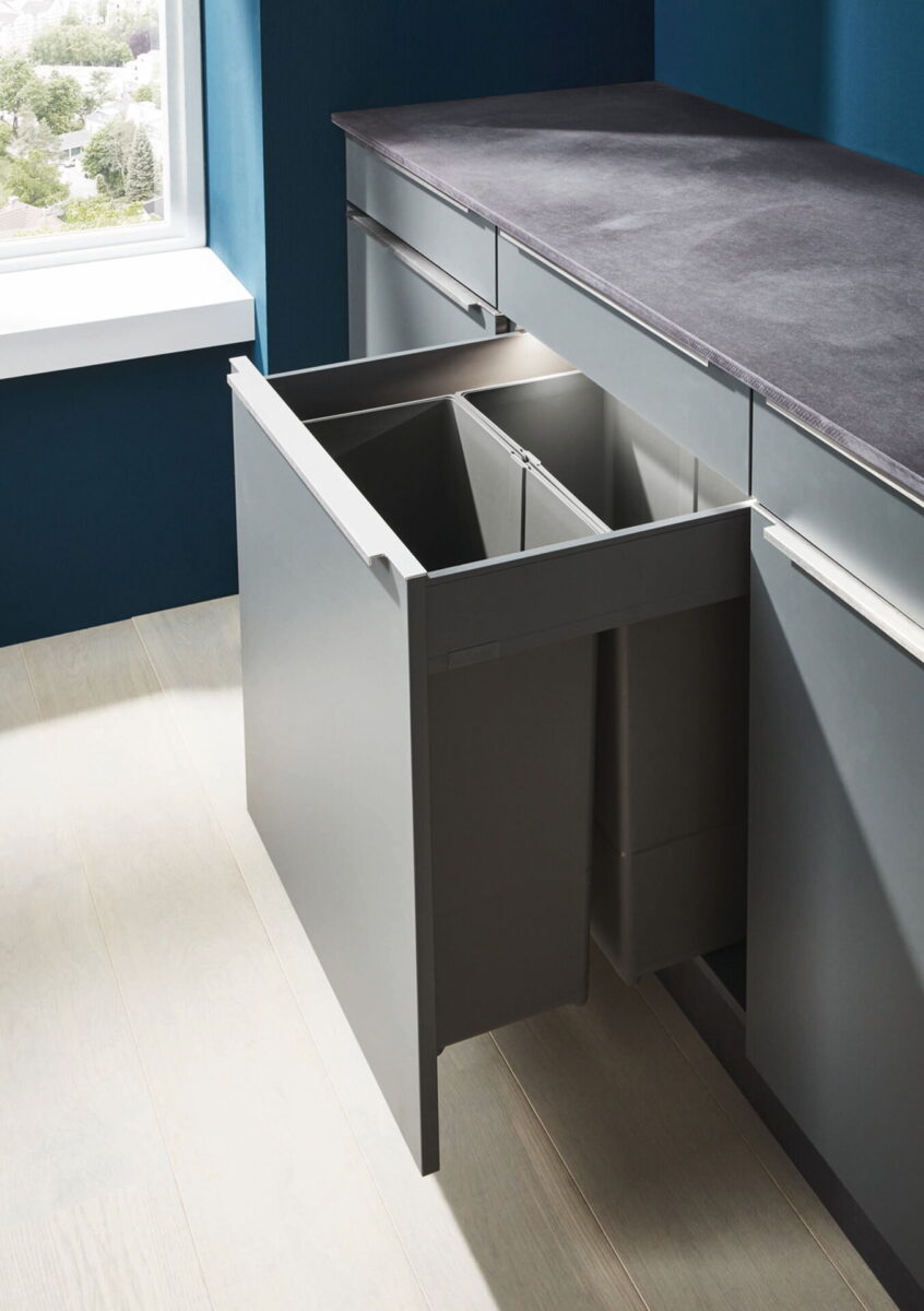 Großer Auszugsschrank für Vorräte oder Recycling im Hauswirtschaftsraum