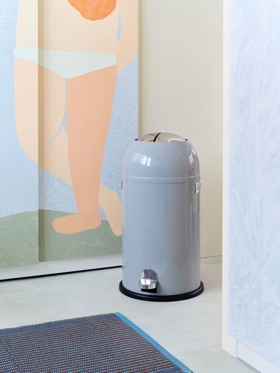 Freistehender Design-Abfallsammler in modernem Wohnbereich
