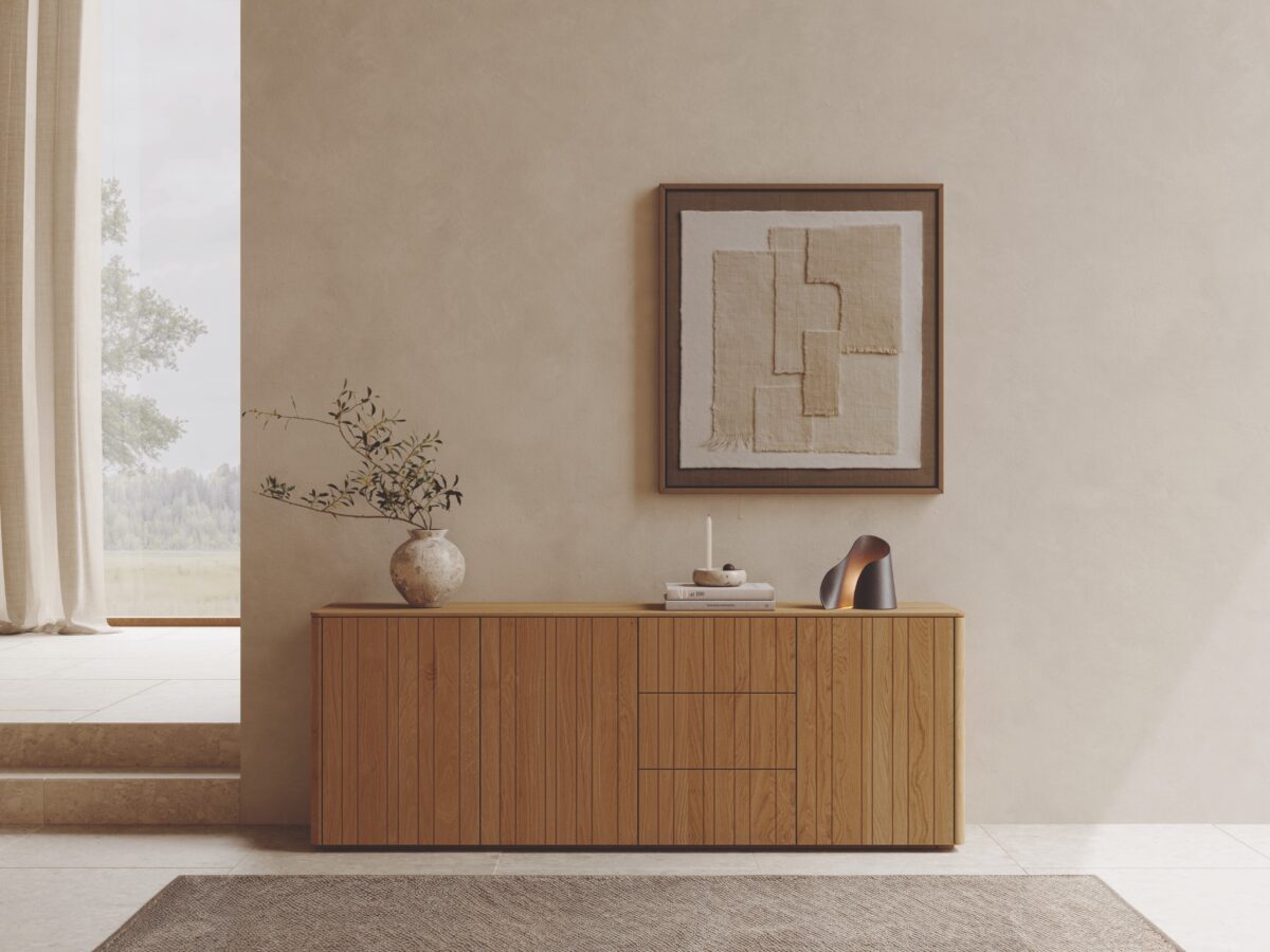 Holzsideboard vor Fensterfront mit Deko und hellen Vorhängen