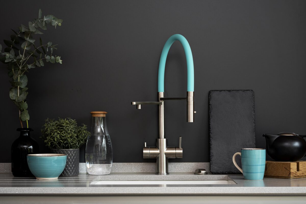 LivingTap Pro Edelstahl Armatur mit flexiblem farbigem Schlauch beim Abspülen von Obst