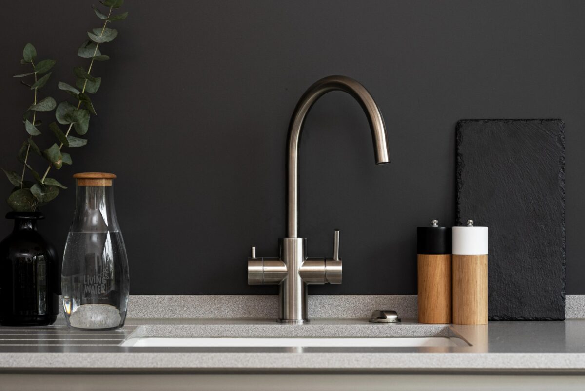 Edelstahl Küchenarmatur LivingTap Pro mit C-Auslauf über moderner Spüle, integrierter Sprudel- und Filterfunktion