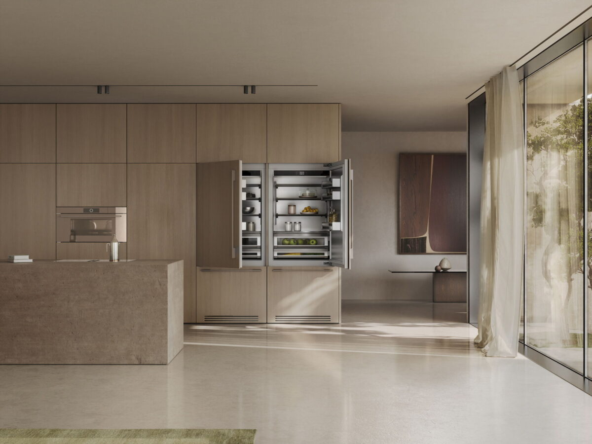 Offene Einbau-Kühl-Gefrierkombination mit strukturierter Innenaufteilung in moderner Wohnküche