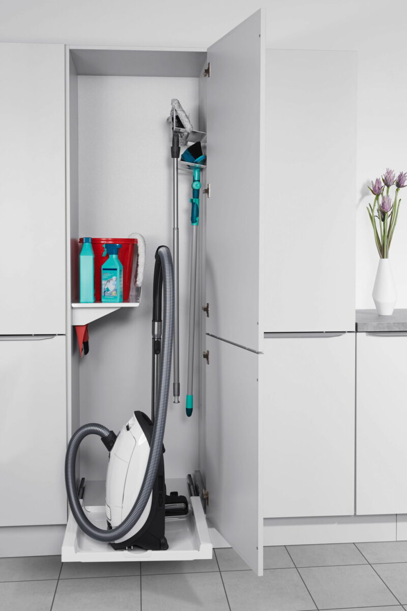 Hochschrank im Hauswirtschaftsraum mit Staubsauger, Putzmitteln und Reinigungszubehör