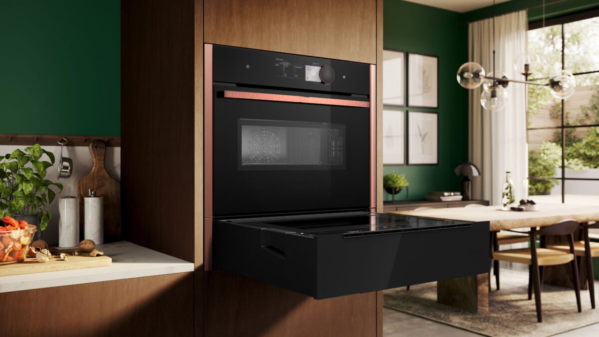 Hochgebauter Backofen mit geöffneter Dampfschublade in moderner Wohnküche