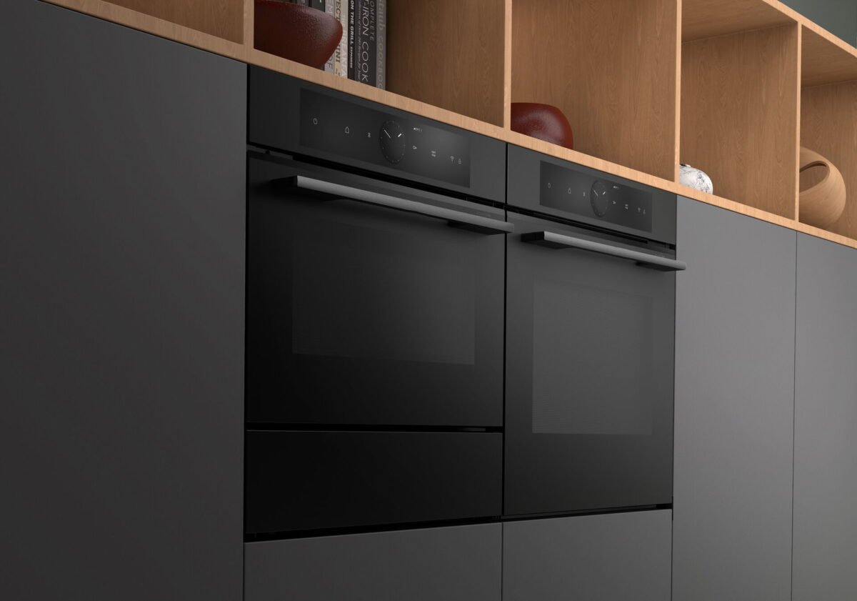 Zwei schwarze Einbau-Backöfen mit matten Fronten in moderner Küchenzeile
