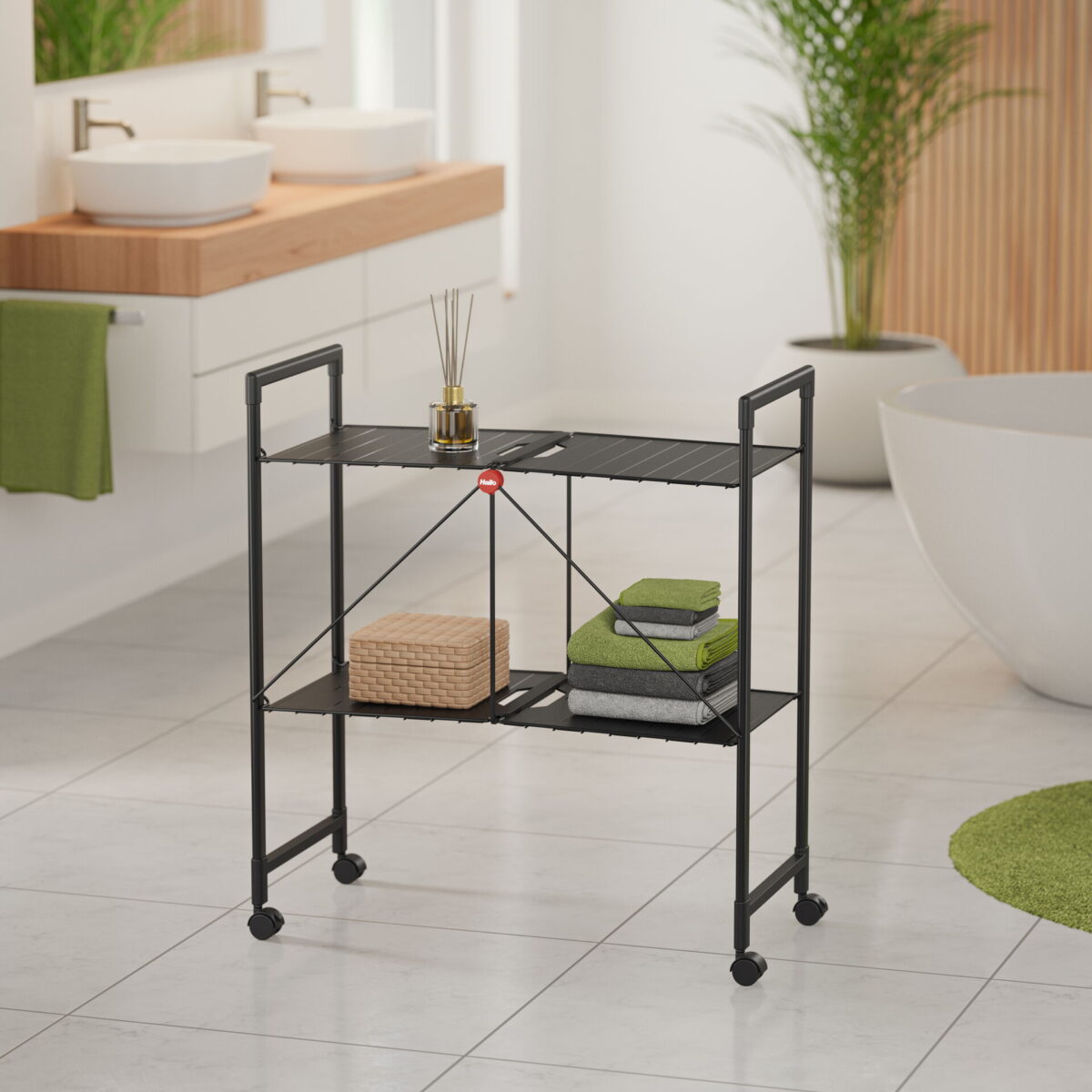 Mobiles Board im Badezimmer mit Handtüchern und Badaccessoires neben Waschtisch