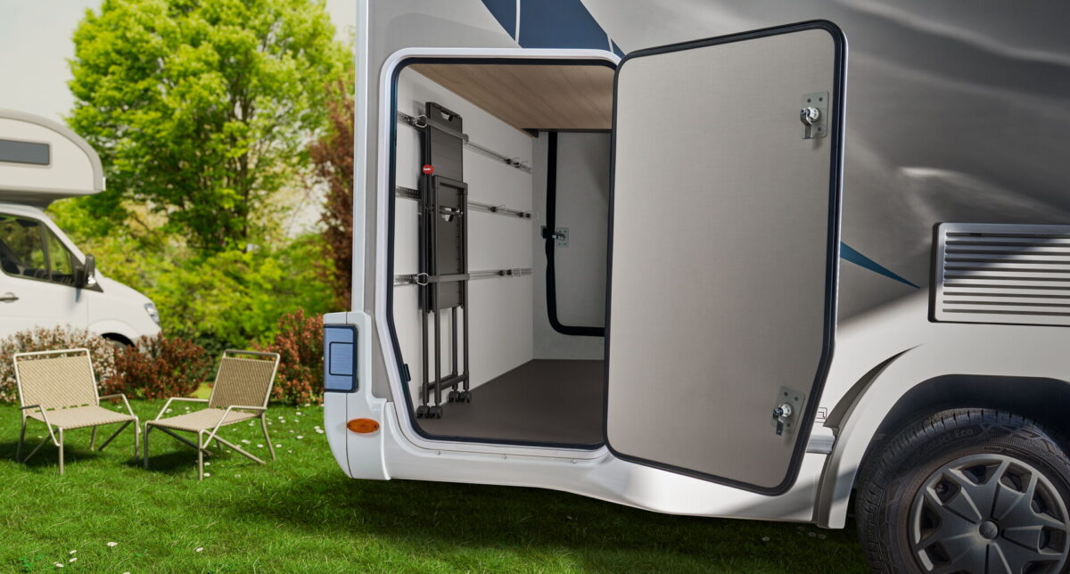 Klappbares, mobiles Board zusammengefaltet im Stauraum eines Wohnmobils, ideal für Camping und Reisen