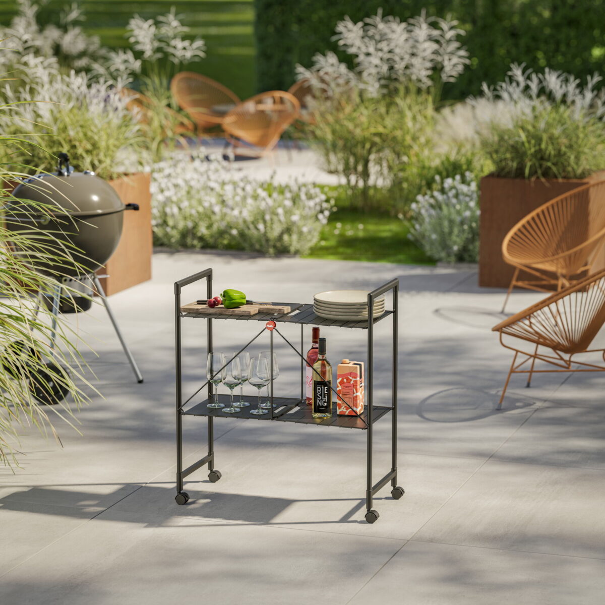 Mobiles Board als Beistelltisch auf Terrasse mit Grill, Geschirr und Getränken