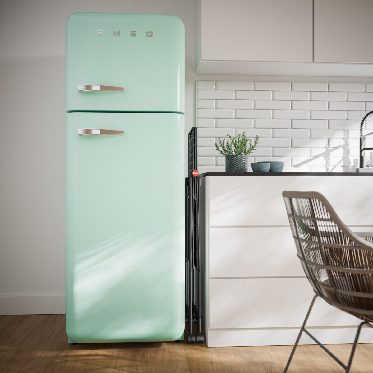 Zusammengeklapptes mobiles Board zwischen Kühlschrank und Küchenzeile