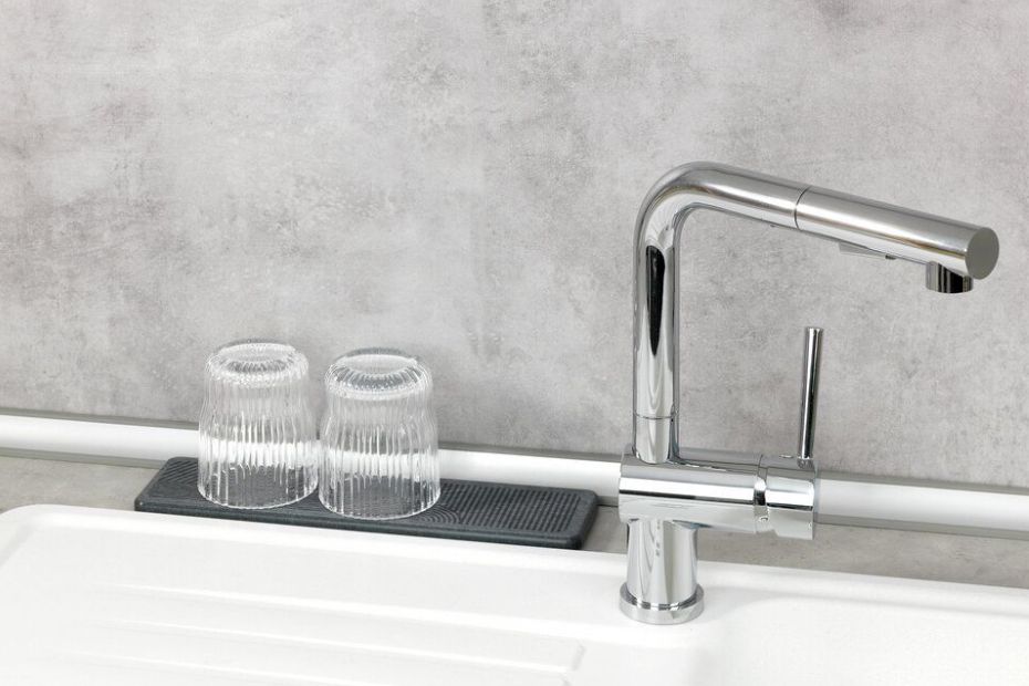 Kieselgur Abtropfplatte an der Spüle mit Gläsern