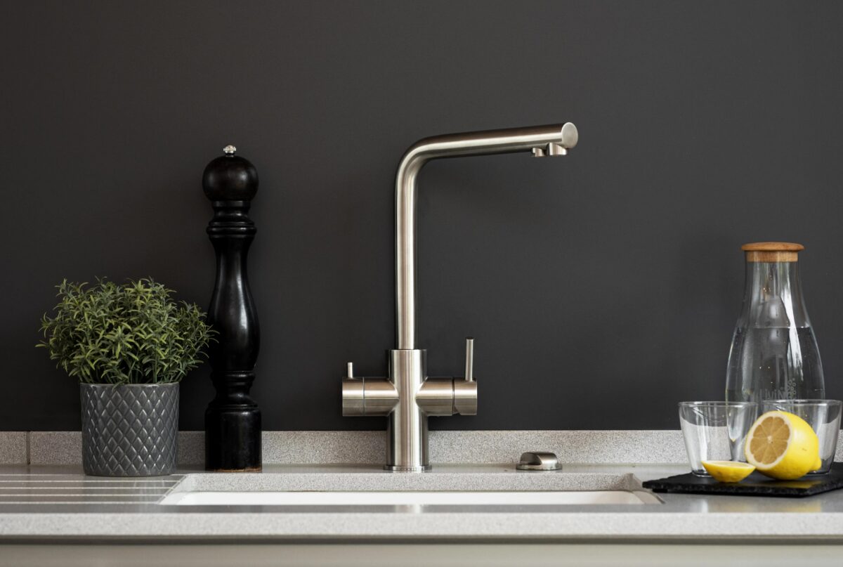 Edelstahl Küchenarmatur LivingTap Pro mit L-förmigem Auslauf in moderner dunkler Küche