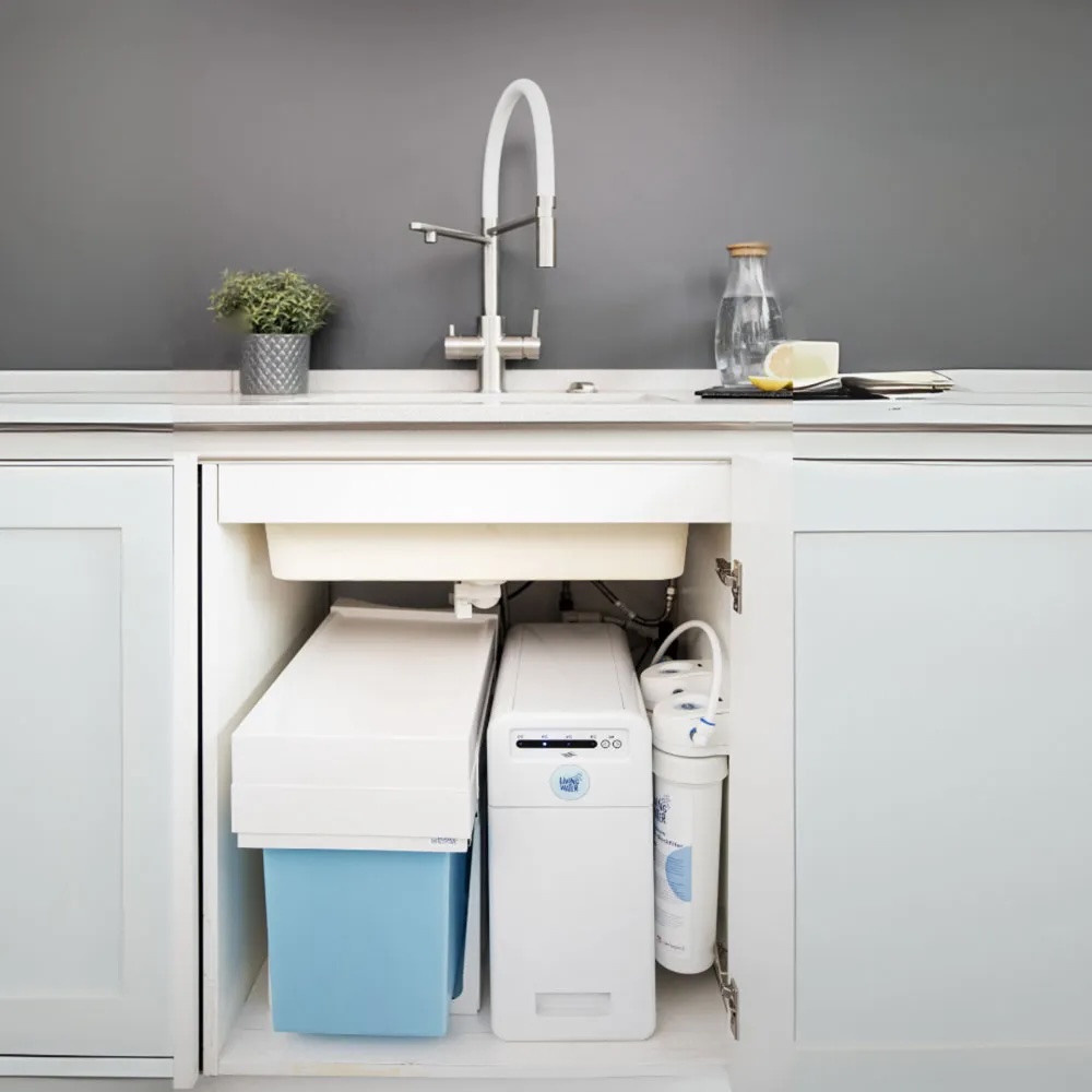 Untertischgerät mit Filtereinheit und CO2-Flasche für LivingTap Pro Wassersprudler im Spülenschrank installiert