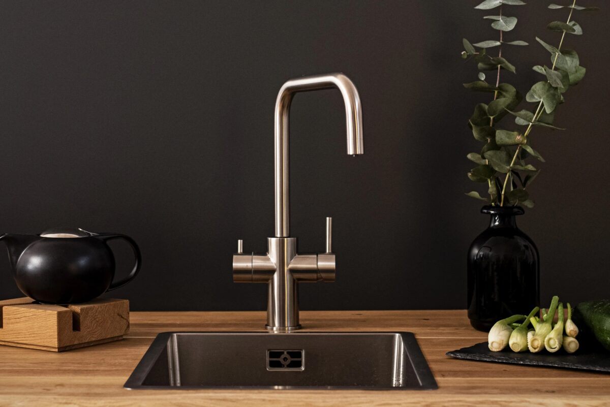 Edelstahl LivingTap Pro Küchenarmatur mit N-förmigem Auslauf auf Holzarbeitsplatte