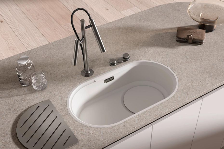 Ovale Küchenspüle Blanco Oovalon in Weiß mit Design-Armatur Luneoo auf einer hellen Arbeitsplatte – Küchenfinder Analyse