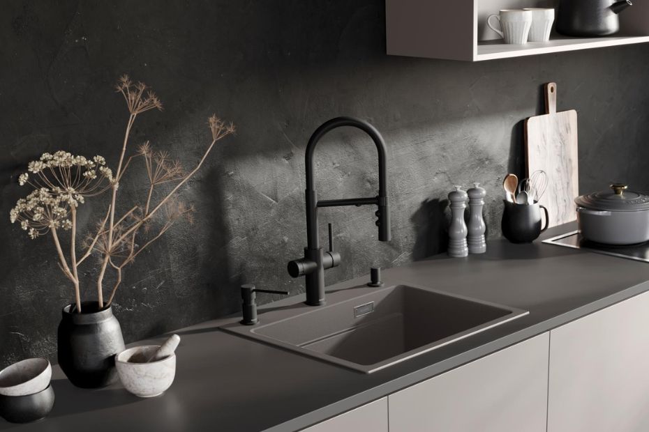 Anthrazitfarbene Blanco Silgranit Spüle in einer modernen, dunklen Küchenzeile.