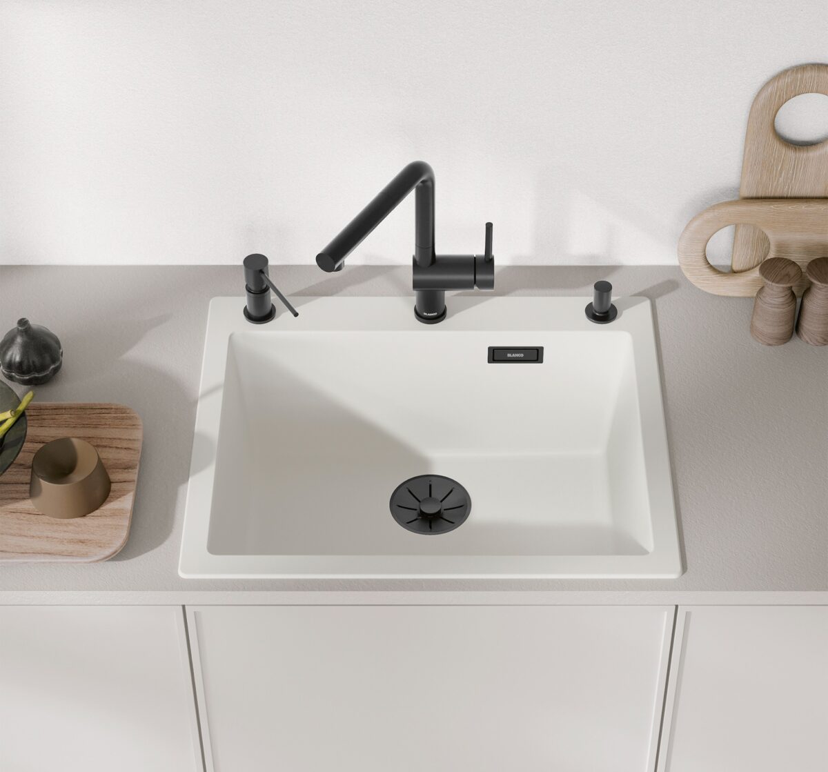 Weiße Einzelspüle mit schwarzer Armatur in moderner Küche