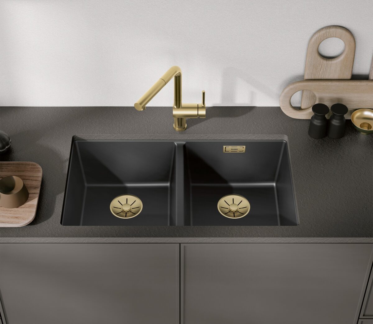 Schwarze Doppelspüle mit goldener Armatur in moderner Küche