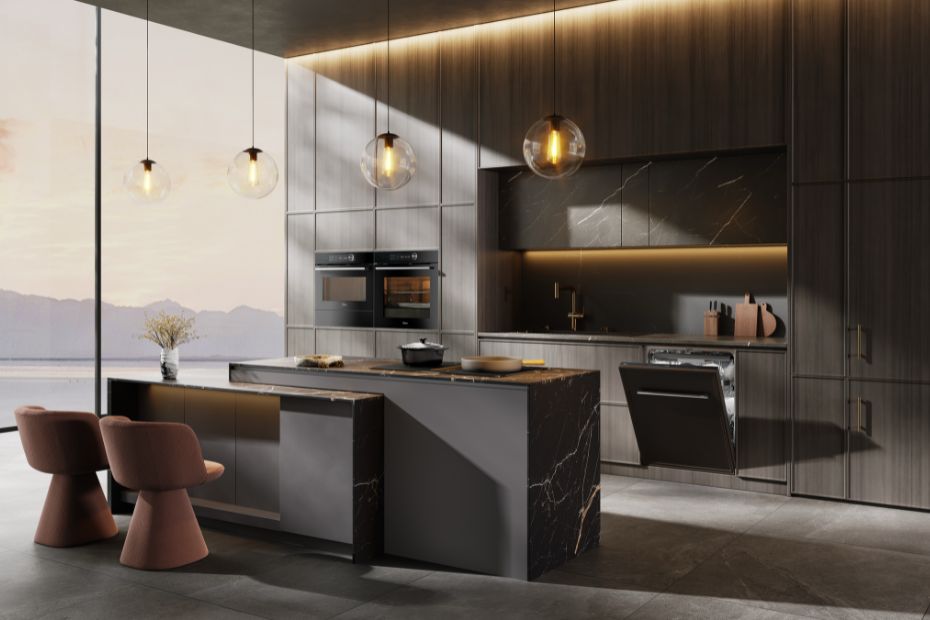 Moderne Einbauküche mit Midea Backofen und Dampfgarer in dunklem Design, integriert in eine grifflose Wohnküche mit Kochinsel