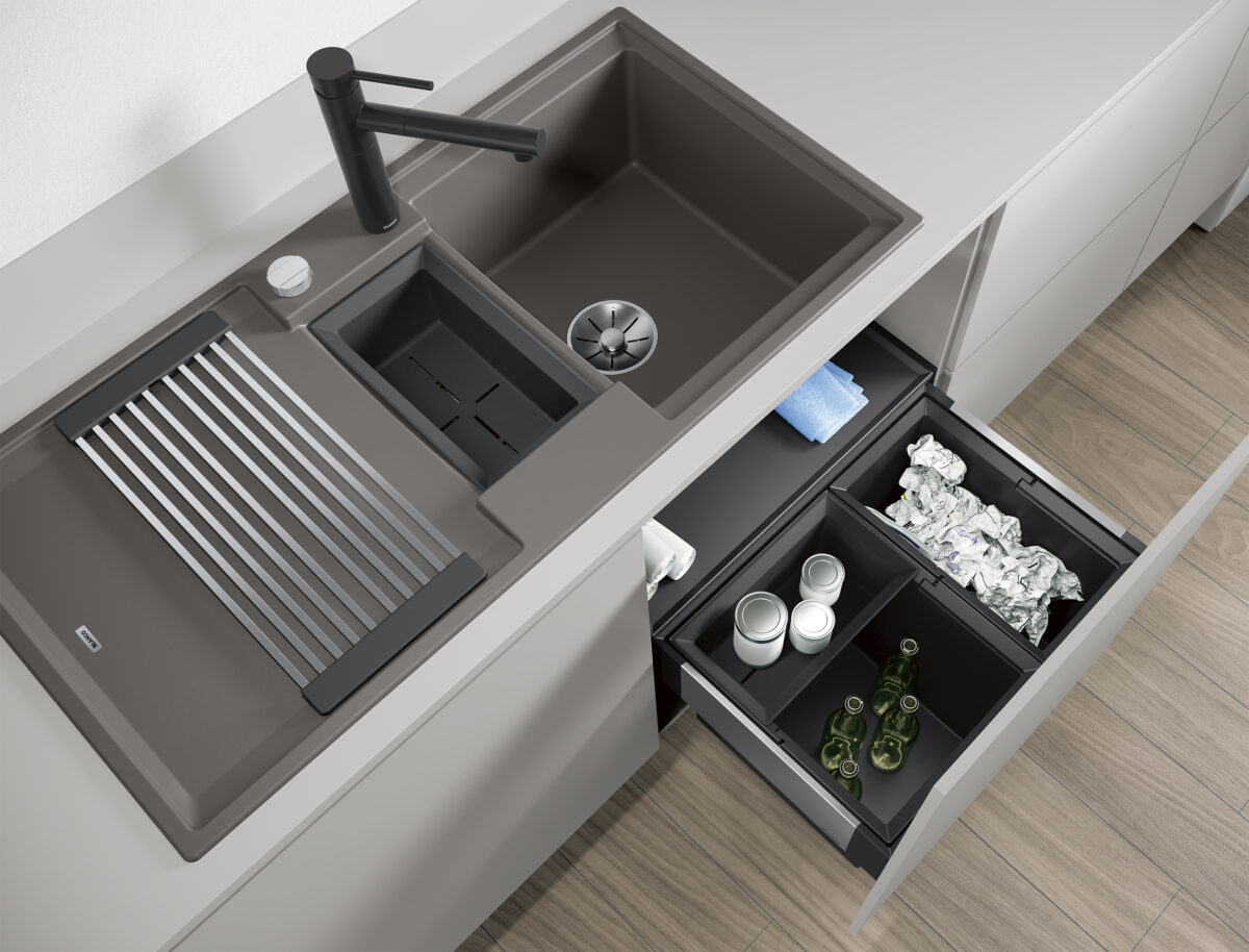 BLANCO ADIRA Küchenspüle mit Klappmatte, Multifunktionsschale und integriertem Mülltrennsystem im Unterschrank