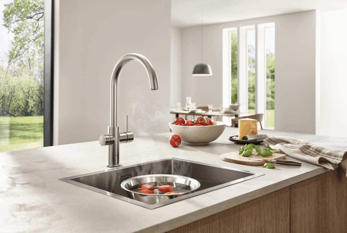 GROHE Red Armatur mit kochendem Wasser über Edelstahlspüle in moderner Küche