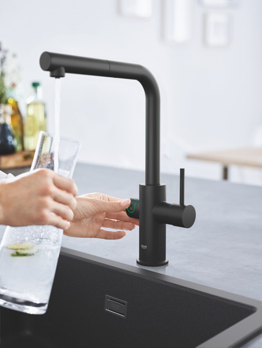 GROHE Blue Armatur mit gefiltertem Trinkwasser im Glas