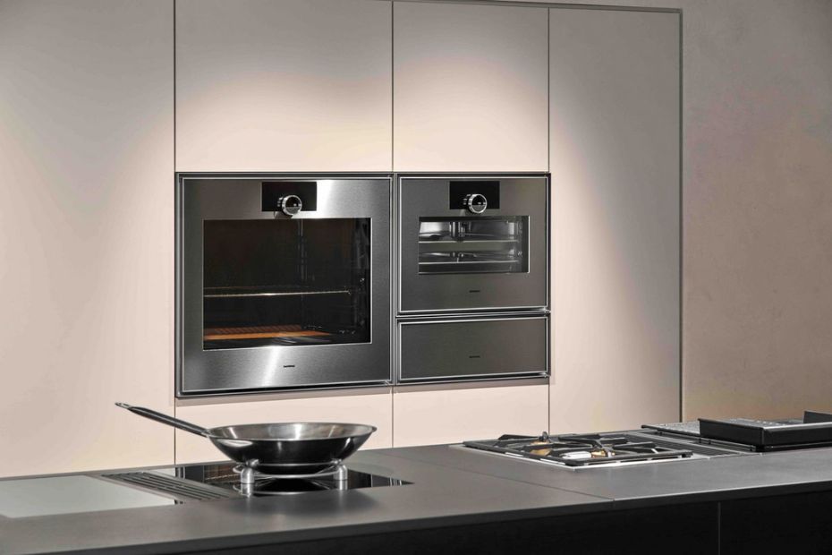 Gaggenau Expressive Backofen mit Edelstahlrahmen und Rauchglasfront