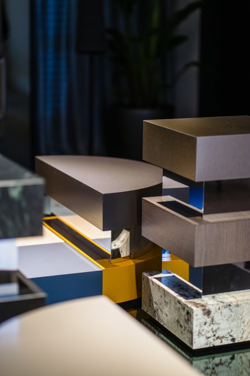 Designinstallation mit verschiedenen Materialien, Farben und geometrischen Formen auf der Milano Design Week