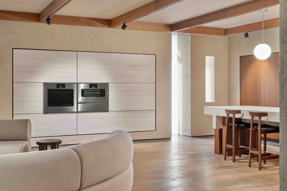 Gaggenau Expressive Backofen und Dampfbackofen mit Edelstahlrahmen in heller Küchenfront