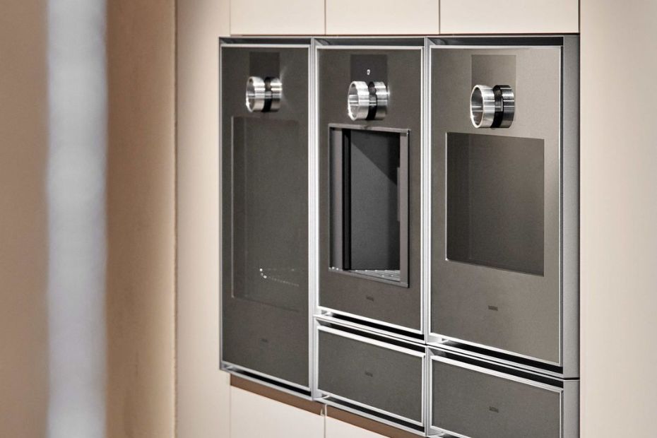 Gaggenau Expressive Gerätewand mit mehreren Einbaugeräten in minimalistischer Küchenplanung