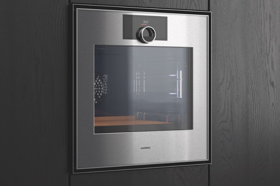 Offene Wohnküche mit Gaggenau Expressive Geräten und heller Küchenarchitektur