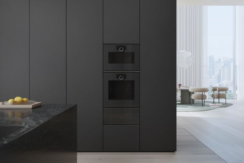 Gaggenau Minimalistic Gerätewand mit flächenbündigem Einbau in dunkler Küche