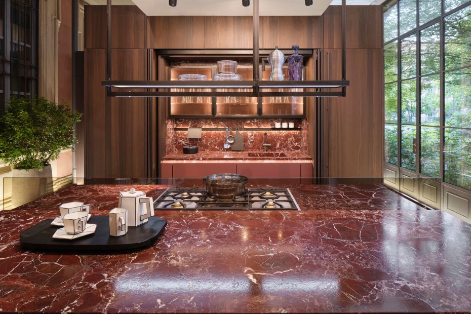 LEICHT Küche mit indirekter Beleuchtung und warmer Materialkombination auf der Milano Design Week 2026.