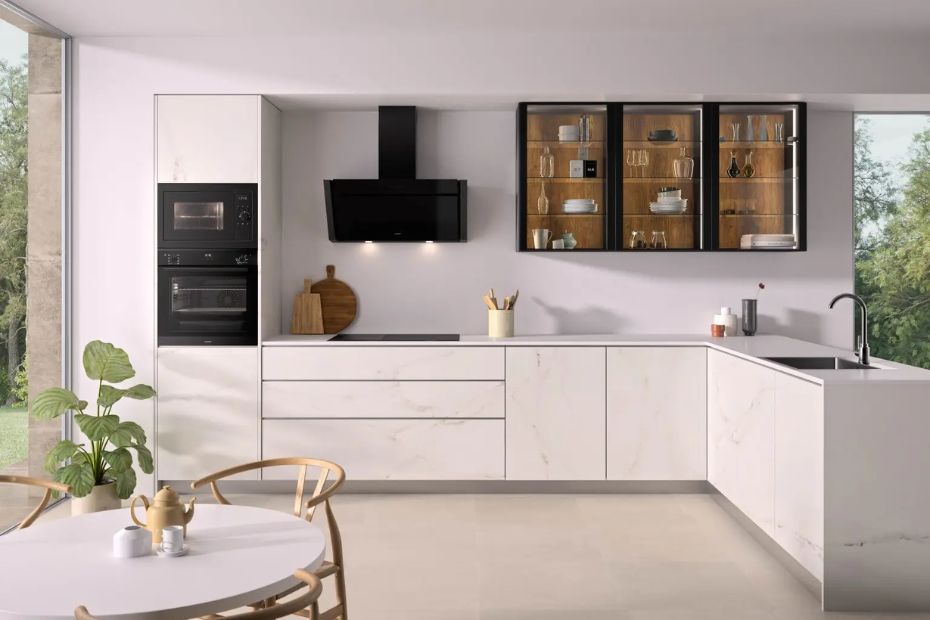 Helle moderne Wohnküche mit ORANIER Backofen und Dunstabzugshaube