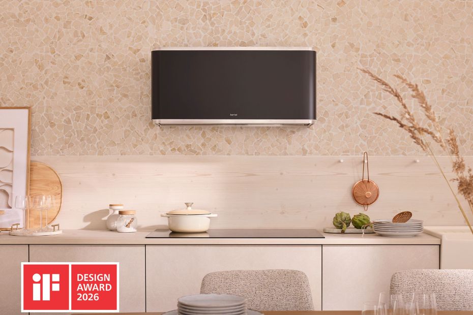 berbel Curveline Wandhaube ohne Kamin in offener Wohnküche mit iF Design Award 2026