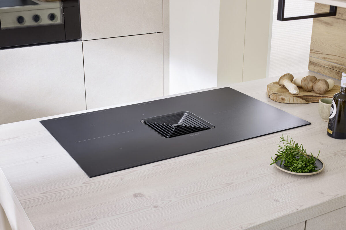 berbel Downline Kochfeldabzug in Mattschwarz in moderner heller Wohnküche