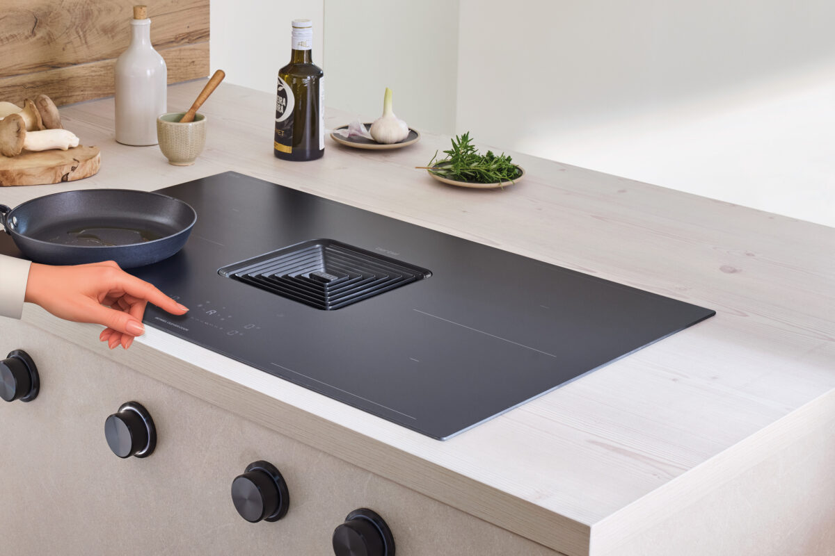 Touch-Bedienung der berbel Downline Advance in Mattschwarz mit matter Glaskeramik