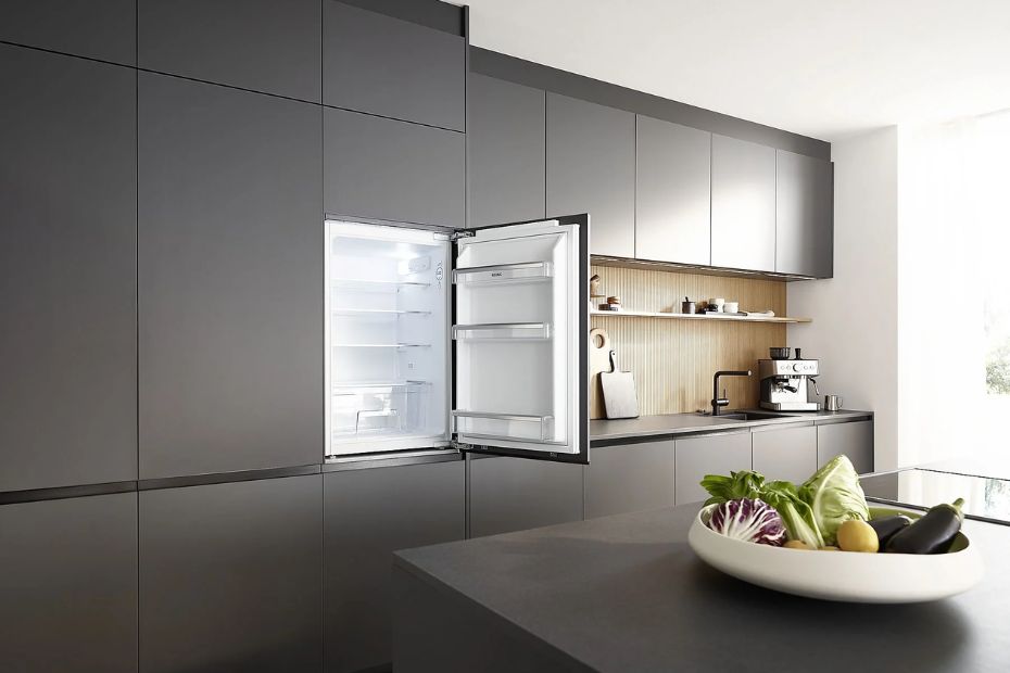 Geöffneter Einbaukühlschrank in moderner grauer Küche