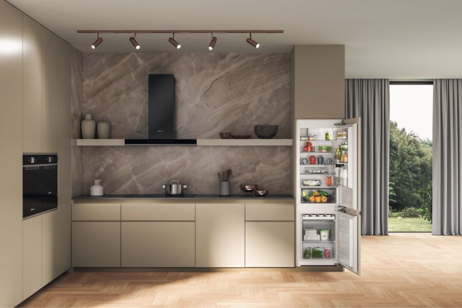 Moderne Küche mit Bauknecht Backofen, Dunstabzug, Kochfeld und geöffneter Kühl-Gefrierkombination