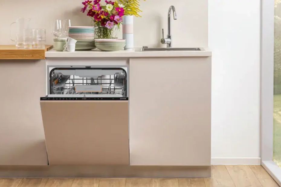 Geöffneter Gorenje Geschirrspüler in heller Küche mit Geschirrkorb