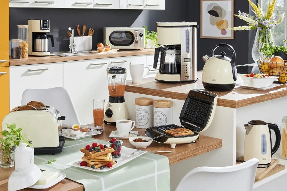 Helle Küche mit mehreren KHG Kleingeräten wie Toaster, Wasserkocher, Kaffeemaschine, Mixer und Waffeleisen