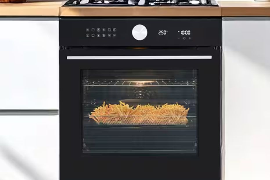 Hanseatic Backofen mit schwarzer Glasfront in heller Küche mit Gas-Kochfeld