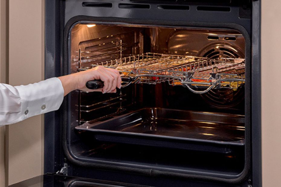 Bauknecht Backofen mit herausgezogenem Grillrost und beleuchtetem Garraum