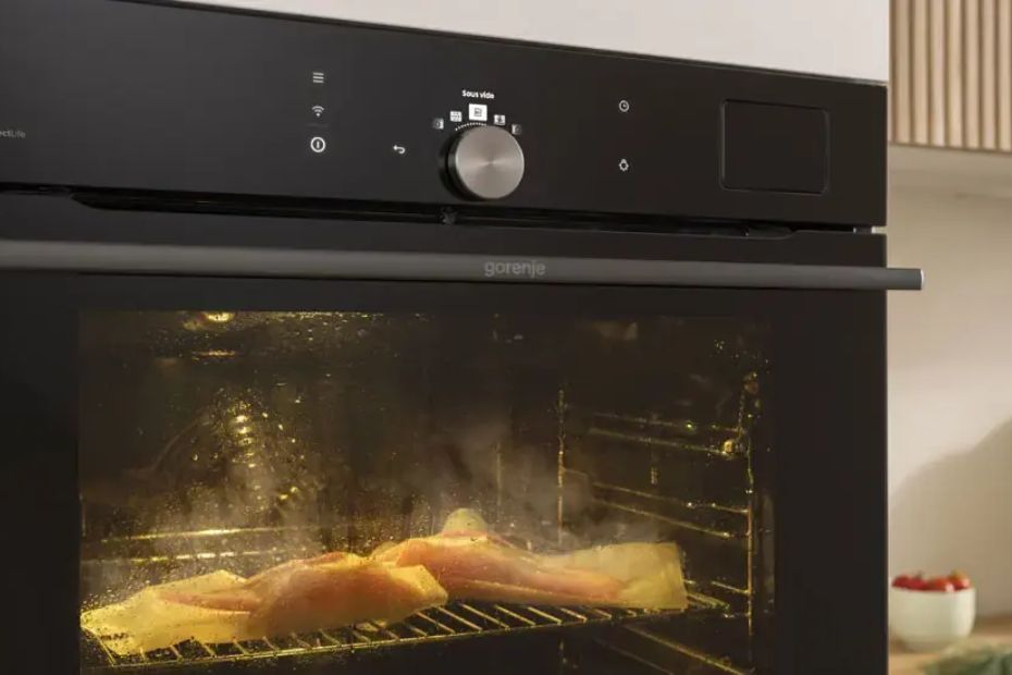 Gorenje Backofen mit beleuchtetem Garraum und Lebensmittel auf dem Rost